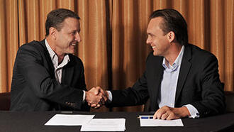 Assinatura do contrato de aquisição da Senninger pela Hunter Industries em 2016.